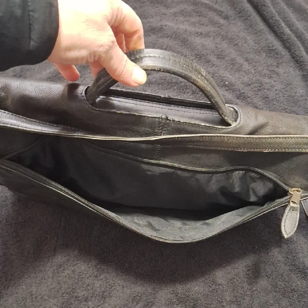 Vintage Classic Black Leather Messenger Bag - Adjustable Strap and Flap Closure